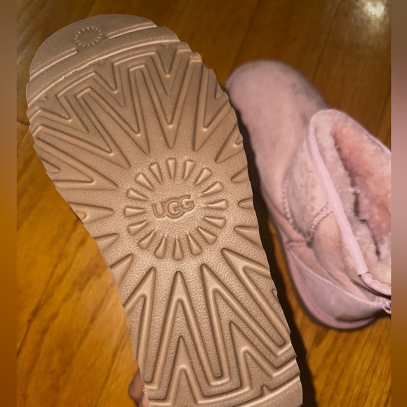 Brand new Pink uggs size 6 women’s never worn - Picture 2 of 4